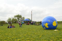 zeměkoule v pozadí s třebíčskou teplárnou na biomasu