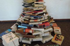 Vánoční strom z knih
