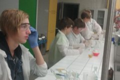 Nicola, Štěpán a Jaroslav v  chemické laboratoři - Vitamíny v kuchyni?
