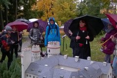 Zahrada byla plná miniatur hradů a zámků.