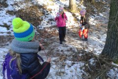 Lano nám pomáhá zdolat zledovatělý kopec.