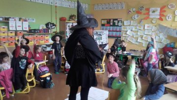 Čarodějnický den aneb jak se v 1. C čarodějnicky rejdilo a učilo