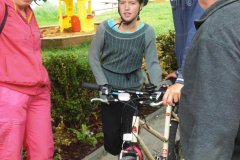 Lucka Rogozová při startu cyklistické části.