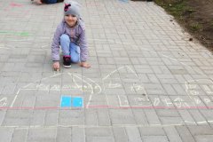 Na konci kreslení se semínkové domečky dětem přirozeně propojily. Máme společné město.