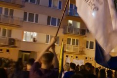 Slavnostní koulení Zeměkoule centrem města bylo netradičně potmě.