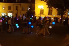 Tanec s lampiony přes celé náměstí měl pevnou organizaci.