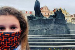 "Husův památník na Staroměstském náměstí. Pomník mistra Jana Husa od Ladislava Šalouna.  Byl odhalen roku 1915, k pětistému výročí Husova upálení. Od roku 1962 je chráněn jako národní kulturní památka v rámci celého Staroměstského náměstí."