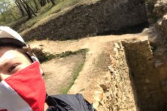 "byl jsem se podívat na Kunratickém hrádku, který nechal postavit Václav IV. jako své odpočinkové sídlo. Začal se stavět roku 1411 a dokončen byl roku 1412. V roce 1419 zde Václava IV.  zemřel. Protože na počátku husitských válek hradní posádka zůstala věrná katolické straně, po vítězné bitvě pod Vyšehradem oblehli na Silvestra roku 1420 hrad pražští husité. Již 25.1.  1421 posádka střelbou značně poškozeného hradu zanechala beznadějného odporu a vzdala se o dva dny později byl hrad vypálen a vyrabován.
V roce 1881 opatření správy Kunratického velkostatku nechala zbytky hradu zbořit, aby přestaly přitahovat početné výletníky. "