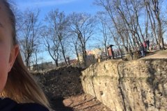 "Husité dorazili k hradu, který byl dobře opevněn. S tím, že v zimě budou obléhat hrad. 
Husité vybudovali před hradem své opevněné stanoviště tábor (z obavy pádu Zikmundova vojska). Husité hrad začali odstřelovat třemi praky, mohutnými balvany rozbíjeli hradby. Používali střelné zbraně."