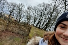 "posílám fotku z Kunratického hrádku, který s husity souvisí, protože husité ho obléhali a nakonec ho dobyli tak že hrádek zapálili a kvůli tomu na něm zemřel Václav IV., který na něm sídlil."