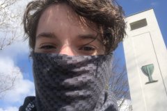 "posílám selfie s husitským památníkem na Mandavě."