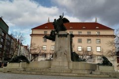 "Pomnik se nachází na Palackém náměstí poblíž Palackého mostu."