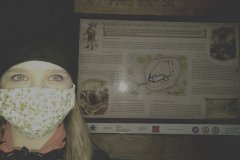 "Kunratický hrádek je zřícenina královského gotického hradu. Nachází se v Kunratickém lese, kolem kterého obtéká Kunratický potok.Kunratický hrádek je od roku 1965 chráněnou kulturní památkou. Stavbu hradu nařídil Václav IV., ale neexistují záznamy o jeho pobytu."