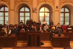 Předsednictvo poslanecké sněmovny a vládní činitelé, spolu s řečníky - kolorizováno.