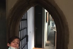 Chromda u gotického portálu.