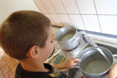 Dalibor is doing the dishes