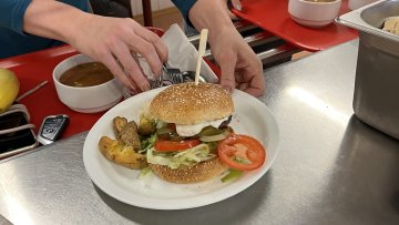 Pro oběd do školní jídelny VŽDY s ISIC kartou nebo Lítačkou nebo identifikační kartou či čipem