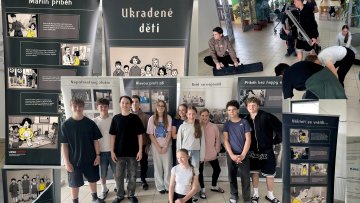 Ukradené děti: mobilní výstava Paměti národa v ZŠ Kunratice