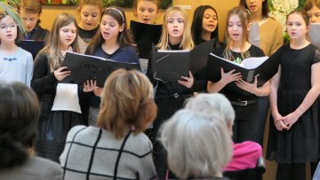 Žáci školy zazpívali v domově seniorů v Zátiší